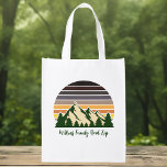 Sacola Ecológica Floresta Verde de Férias da Família Natureza Perso<br><div class="desc">Personalize a sua própria viagem em estrada para os sacos de compras reutilizáveis para embarcar em uma viagem pela natureza neste verão ou outono. Personalize com o seu sobrenome debaixo da floresta verde de árvores e pôr do sol da montanha escura para manter férias legais para o seu grupo ao...</div>