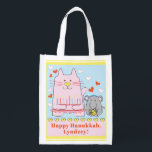 Sacola Ecológica Hanukkah Happy Cat and Mouse<br><div class="desc">Hanukkah Happy Cat and Mouse, saco branco de dois lados. Todos os elementos design podem ser editados. Todo o texto editável pode ser excluído e substituído por sua própria mensagem. Use a cor, o tamanho e o estilo da sua fonte favorita. Feliz Hanukkah/Chanukah! Estilo: Bag Reutilizável Vá verde e salve...</div>