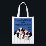 Sacola Ecológica Hanukkah Happy Cows<br><div class="desc">Hanukkah Happy Cows, saco branco de dois lados. Todos os elementos design podem ser editados. Todo o texto editável pode ser excluído e substituído por sua própria mensagem. Use a cor, o tamanho e o estilo da sua fonte favorita. Feliz Hanukkah/Chanukah! Estilo: Bag Reutilizável Vá verde e salve o planeta...</div>