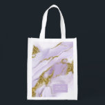 Sacola Ecológica ID da Festa de casamento da Abstrato da Lavanda de<br><div class="desc">Esse design personalizado com abstrato de tinta a álcool em tons de lavanda macia a roxo lilás com sotaques de ouro brilhantes, é perfeito para um tema romântico e elegante de casamento. A design de mala de compras coordenada mostrada aqui, fornece uma modelo para adicionar facilmente o membro da festa...</div>