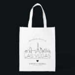 Sacola Ecológica Las Vegas Wedding | Linha Skyline Estilizada<br><div class="desc">Um saco de casamento único para um casamento acontecendo na bela cidade de Las Vegas. Esta bolsa apresenta uma ilustração estilizada do horizonte único da cidade com seu nome embaixo. Esta é seguida pelas informações do dia do casamento em um estilo aberto igual.</div>