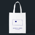 Sacola Ecológica South Dakota Wedding Bag, Marinho Map Bolsa<br><div class="desc">Saco de presente de boas-vindas com gráfico de mapa. Seus hóspedes vão adorar entrar no hotel deles e encontrar essa bolsa cheia de guloseimas esperando por eles. Você pode posicionar o coração no local do grande dia usando o recurso "personalizar mais".</div>