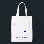 Sacola Ecológica Wyoming Wedding Welcome Bag, Bolsa de Mapa de Mari<br><div class="desc">Saco de presente de boas-vindas com gráfico de mapa. Seus hóspedes vão adorar entrar no hotel deles e encontrar essa bolsa cheia de guloseimas esperando por eles. Você pode posicionar o coração no local do grande dia usando o recurso "personalizar mais".</div>