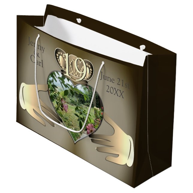 Sacola Para Presentes Grande 19.º, 8.º Aniversário de Foto em Bronze Claddaugh (Frente inclinada)