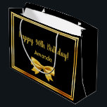 Sacola Para Presentes Grande 90 festa de aniversário no arco de nome de quadro<br><div class="desc">Duas elegantes imagens de ouro e um fundo preto.  Com o texto: Feliz 90 Aniversário!    Modelo pelo nome dela,  cartas de ouro. Decorado com um arco de cor ouro elegante.</div>