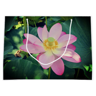 Sacola Para Presentes Grande A vibrant lotus flower