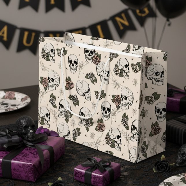 Sacola Para Presentes Grande Antigos crânios brancos e Rosas do Dia das Bruxas (Cream Gothic Floral Skull Gift Bags. Vintage Hand Drawn Skulls Roses in Black. Halloween or Birthday)