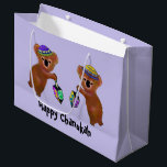 Sacola Para Presentes Grande As bolsas do presente de Chanukah do Koala<br><div class="desc">Ilustração gráfica dos ursos de Koala que jogam dreidels para Chanukah. Comemore todas as oito noites com este divertimento, arte animal, design. Estas bolsas do presente são feitas com papel de qualidade superior e imprimidas com tinta vívida para fazer o presente que dá verdadeiramente especial. Disponível em quatro tamanhos e...</div>
