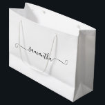 Sacola Para Presentes Grande Assinatura Swash de Garota Preta<br><div class="desc">Crie sua própria bolsa de presente grande personalizada ou monogramada para suas damas de honra. Personalize o swash enrolado feminino moderno anexado ao script de caligrafia manuscrita na cor e tamanho conforme necessário. Altere a cor do fundo ou as cores do texto para combinar com a paleta do seu casamento....</div>