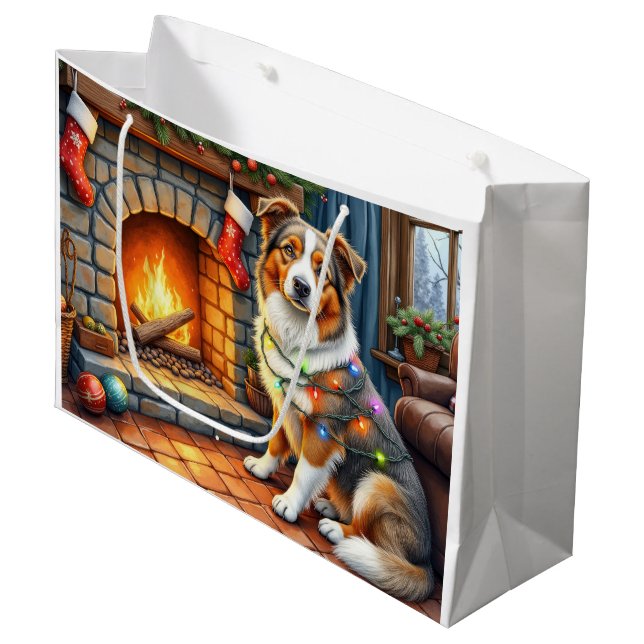 Sacola Para Presentes Grande Australian Shepherd Fireplace with Christmas Light (Frente inclinada)