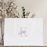 Sacola Para Presentes Grande Bag de presentes de Bridesmaid Proposta de Monogra<br><div class="desc">Saco personalizado de casamento e presente de chá de panela com monograma clássico do estilo moderno com nome e inicial personalizados.</div>