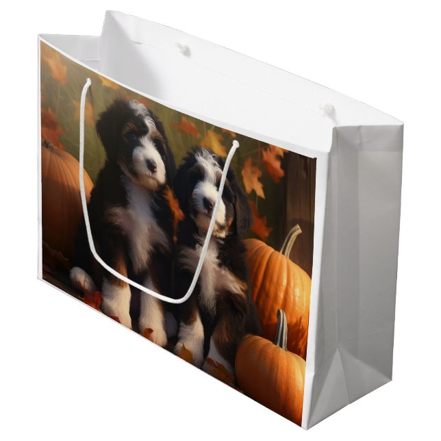 Sacola Para Presentes Grande Bernedoodle Puppy Autumn Delight Pumpkin (Frente inclinada)