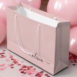 Sacola Para Presentes Grande Blush Rosa Preto Moderno Nome Monograma Feminino<br><div class="desc">Preto e Rosa Blush Simples Saco de Presente de Monograma de Script. Isso torna o presente perfeito para o aniversário de 16 anos,  casamento,  chá de noiva,  aniversário de casamento,  chá de bebê ou festa de despedida de solteira para alguém que ama luxo e estilos chiques.</div>