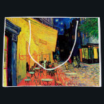 Sacola Para Presentes Grande Cafe Terrace na Noite, Vincent van Gogh, 1888<br><div class="desc">Vincent Willem van Gogh (30 de março de 1853 - 29 de julho de 1890) era um pintor holandês impressionista poste que se encontra entre as figuras mais famosas e influentes da história da arte ocidental. Em pouco mais de uma década, criou cerca de 2.100 trabalhos de arte, incluindo cerca...</div>