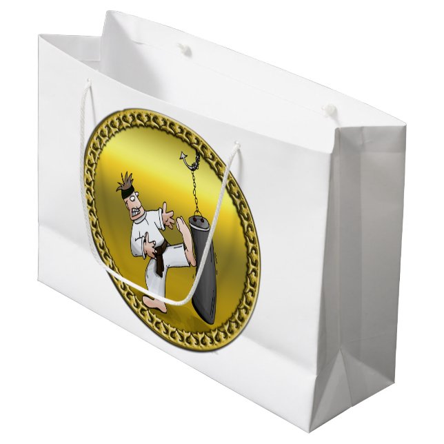 Sacola Para Presentes Grande Carateiro negro chutando um saco de treino preto (Frente inclinada)