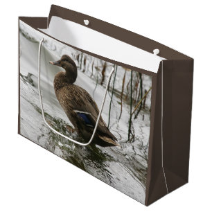 Sacola Para Presentes Grande Cinza se abaixa no lago escuro