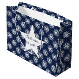 Sacola Para Presentes Grande Desenho de Floco de Neve Congelado em um Céu Azul 