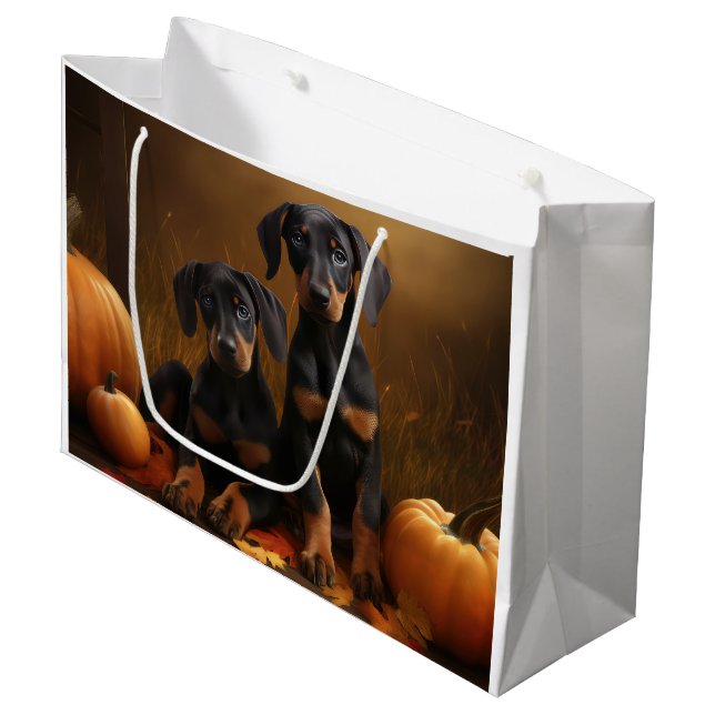 Sacola Para Presentes Grande Doberman Puppy Autumn Delight Pumpkin (Frente inclinada)
