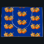 Sacola Para Presentes Grande Dreidel Dreidel Hannukah Holiday<br><div class="desc">Este Chanucá, honre as tradições do Festival das Luzes com as Malas de Presente de Chanucá Dreidel que são tão bonitas quanto significativas. Quer você esteja dando sorvete de chocolate, sonhos, ou presentes sinceros, essas bolsas são o toque perfeito para terminar. Nossas bolsas de presentes combinam encanto festivo com um...</div>