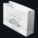 Sacola Para Presentes Grande Dusty Blue Watercolor Madrinha de casamento Floral<br><div class="desc">Esta bela sacola de presente foi projetada para a madrinha de casamento do seu casamento. Ele apresenta um belo design de som com um aglomerado de rosas azuis empoeirados e flores amarradas com um arco de cebola branca. Há espaço para o nome dela, os nomes do casal e a data...</div>