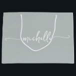 Sacola Para Presentes Grande Elegante Rótulo de Nome com Monograma em Verde Sag<br><div class="desc">Saco de presente personalizado com nome em monograma elegante e moderno em verde sage, com grafia delicada e glamourosa. Este design apresenta seu primeiro nome em uma linda tipografia de assinatura com estilo de letra manuscrita e cauda ornamentada (ou caligrafia) sobre um fundo verde sage ou verde poeirento. Estes são...</div>