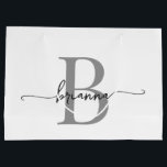 Sacola Para Presentes Grande Estilo Moderno de Letra Inicial Monograma Branco C<br><div class="desc">Saco de presente personalizado elegante moderno feminino com nome inicial monograma em branco e cinza. Este design apresenta um primeiro nome em uma linda fonte manuscrita com rabiscos (ou tipografia) com monograma inicial em cinza e preto sobre fundo branco. Fácil de personalizar. Esta bolsa de presente feminina é ótima para...</div>