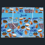 Sacola Para Presentes Grande Feliz Hanukkah Adicione Nome Azul Dreidel Menorah<br><div class="desc">Feliz Hanukkah,  adicione nome Blue Large Gift Bag</div>
