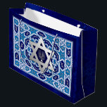 Sacola Para Presentes Grande Feliz Hanukkah / Feliz Chanukah<br><div class="desc">Feliz Hanukkah! Feliz Chanukah! Silver Foil Star de David e Menorah Design Gift Bags. Cartões e presentes disponíveis nas Férias Judaicas | Hanukkah Categoria da nossa loja.</div>