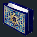 Sacola Para Presentes Grande Feliz Hanukkah / Feliz Chanukah<br><div class="desc">Feliz Hanukkah! Feliz Chanukah! Estrela Dourada de David e design Menorah,  Sacos-Presente. Cartões e presentes disponíveis nas Férias Judaicas | Hanukkah Categoria da nossa loja.</div>