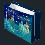 Sacola Para Presentes Grande Feliz Hanukkah. Menorah e Dreidels<br><div class="desc">Feliz Hanukkah. Estrela de David,  Menorah e Dreidels Gold Foil Design Hanukkah Gift Bags. Cartões,  convites de festas e presentes disponíveis na Categoria Feriados Judeus / Hanukkah da nossa loja.</div>