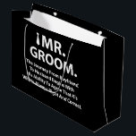 Sacola Para Presentes Grande Festa de Despedida de Solteiro<br><div class="desc">Grande Saco de Presente do Groom Bachelor Party projetado por Nisha Prabhu. Prepare-se para festejar com o noivo com esta bolsa de presente de despedida de solteiro divertida e festiva! Perfeito por segurar tudo o que é essencial para uma noite de comemoração, esta grande bolsa de presentes apresenta um design...</div>