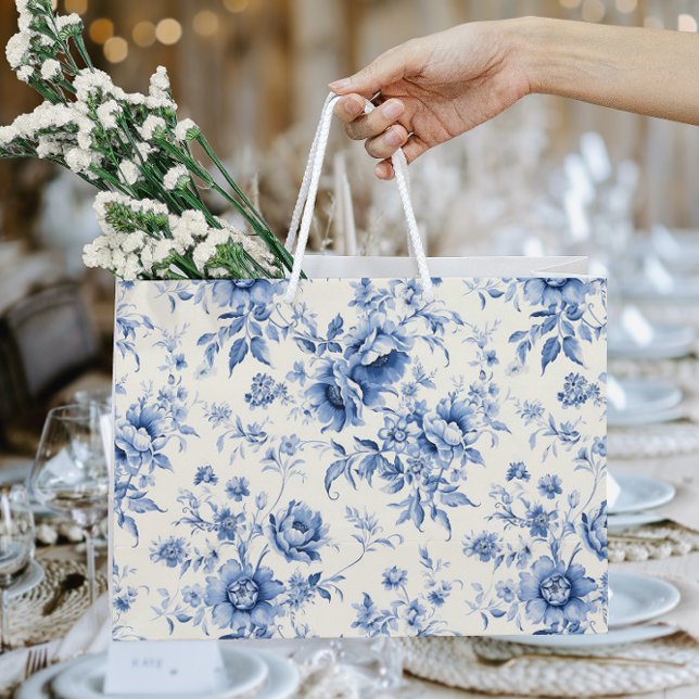 Sacola Para Presentes Grande Floral Azul Toile Francês Chinoiserie (Something Blue Floral French Toile Chinoiserie Large Gift Bag)