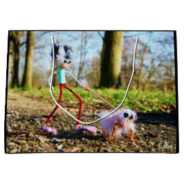 Sacola Para Presentes Grande Fubby die zijn hondje uitlaat.