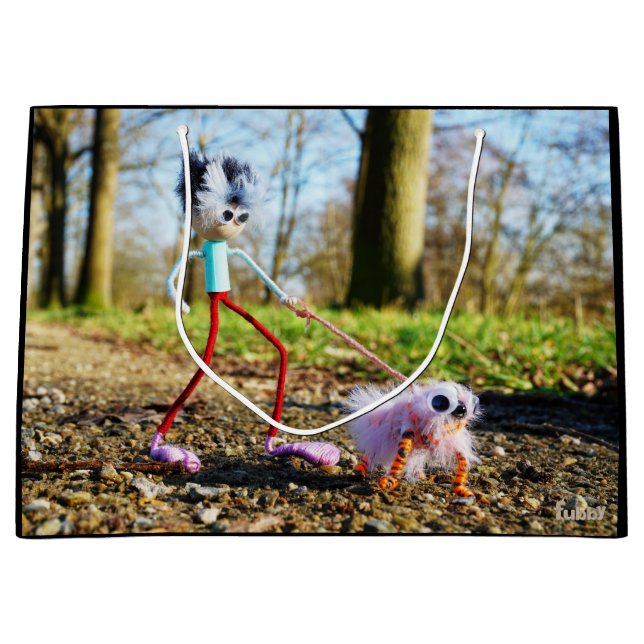 Sacola Para Presentes Grande Fubby die zijn hondje uitlaat. (Frente)