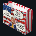 Sacola Para Presentes Grande Funny Trump Birthday<br><div class="desc">Uma bolsa de presente de aniversário engraçada com Trump dizendo,  "Eu vou precisar ver seu certificado de nascimento" "Vamos Covfefe" e por último,  mas não menos importante.."Eu espero que seu aniversário seja Yuuge" Faça seu presente se destacar e o receptor se divertir.</div>