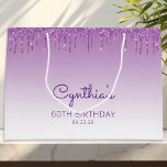 Sacola Para Presentes Grande Glitter Drip 60th Birthday Roxo<br><div class="desc">Esta sacola de presente de festa de aniversário chic 60th apresenta uma borda de luz brilhante e roxa e fundo ombre roxo. Personalize-o com o seu nome em escrita manual,  juntamente com o seu aniversário e data abaixo.</div>