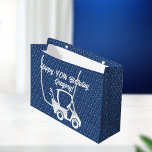 Sacola Para Presentes Grande Golf Cart Feliz Aniversário Padrão Escuro Azul<br><div class="desc">Carrinho de golfe branco e bonito com paus,  saudação de Feliz Aniversário (ou o que quer que seja) em um fundo azul escuro que tem um padrão de diamante em camada branca. Perfeito para aniversário,  dia de os pais,  despedida de solteiro ou presente de padrinho de casamento.</div>