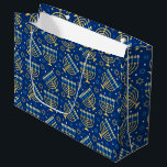 Sacola Para Presentes Grande Hanukkah Menorah Blue Star Jewish Grande Bag<br><div class="desc">Hanukkah Menorah,  estrela azul,  judeu,  saco de presentes padrão.</div>