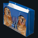 Sacola Para Presentes Grande Iluminação de Hanukkah Menorah do golden retriever<br><div class="desc">Este saco do presente caracteriza os retrievers dourados que vestem os yarmulkes,  iluminando as velas para Hanukkah.</div>