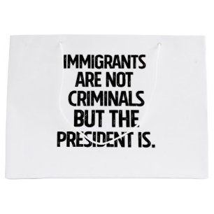 Sacola Para Presentes Grande Imigrantes Não São Criminosos Mas o Presidente É