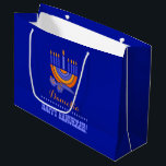 Sacola Para Presentes Grande Menorah e Dreidels | Nome personalizado Hanukkah<br><div class="desc">Feliz Hanukkah. Menorah e Dreidels design Hanukkah Gift Bags com nome personalizado. Cartões,  convites de festas e presentes disponíveis nas Férias Judaicas | Hanukkah Categoria da nossa loja.</div>