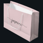 Sacola Para Presentes Grande Minimalista Simples Rosa Bege Monograma Feminino S<br><div class="desc">Saco de presente personalizado com monograma de nome simples e minimalista feminino em rosa blush. Este design apresenta seu primeiro nome em uma linda tipografia de assinatura com estilo de letra manuscrita e cauda ornamentada (ou caligrafia) sobre um fundo rosa poeira ou rosa blush pastel claro. Estes são fáceis de...</div>