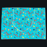 Sacola Para Presentes Grande Miúdos Gráficos Peixes Coloridos de Golfinhos<br><div class="desc">O Graphic Kids Dolphin Colorful Fish Large Gift Bag traz a alegria do mar para todas as comemorações, com golfinhos dançando e peixes coloridos nadando através de uma terra maravilhosa azul-do-mar. Esta bolsa de presentes aquáticos captura a magia de uma festa de piscina de verão e o entusiasmo de animais...</div>