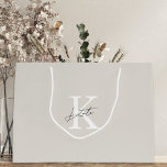 Sacola Para Presentes Grande Modern Beige Monograma Bridesmaid Proposta de Pres<br><div class="desc">Saco personalizado de casamento e presente de chá de panela com monograma clássico do estilo moderno com nome e inicial personalizados.</div>