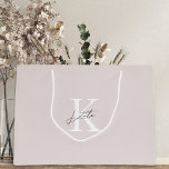 Sacola Para Presentes Grande Monograma Cor-de-Rosa Moderno - Ponta de Oferta de<br><div class="desc">Saco personalizado de casamento e presente de chá de panela com monograma clássico do estilo moderno com nome e inicial personalizados.</div>
