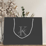 Sacola Para Presentes Grande Monograma de Cinzas Escuras, Bag de presentes de B<br><div class="desc">Saco personalizado de casamento e presente de chá de panela com monograma clássico do estilo moderno com nome e inicial personalizados.</div>