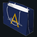 Sacola Para Presentes Grande Monograma de Nome Feminino em Azul Naval e Dourado<br><div class="desc">Saco de Presente de Monograma de Nome Simples em Azul Naval e Dourado. Isso torna o presente perfeito para aniversário de 16 anos,  casamento,  chá de noiva,  aniversário de casamento,  chá de bebê ou festa de despedida de solteira para alguém que ama luxo e estilos chiques.</div>