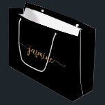 Sacola Para Presentes Grande Monograma Feminino Simples Minimalista Preto Doura<br><div class="desc">Saco de presente personalizado minimalista feminino simples e limpo preto e dourado com monograma de nome e assinatura em letra cursiva. Este design apresenta seu primeiro nome em uma linda tipografia de assinatura com estilo de letra manuscrita e cauda ornamentada (ou caligrafia) em fundo preto e dourado. Estes são fáceis...</div>