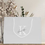 Sacola Para Presentes Grande Monograma Moderno de Cinzas Bridesmaid Proposta de<br><div class="desc">Saco personalizado de casamento e presente de chá de panela com monograma clássico do estilo moderno com nome e inicial personalizados.</div>