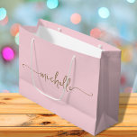 Sacola Para Presentes Grande Nome com Monograma em Dourado Elegante Letra Scrip<br><div class="desc">Saca de presente personalizada elegante moderna com monograma em rosa delicado e glamour em dourado. Este design apresenta seu primeiro nome em uma linda tipografia de assinatura com estilo de letra manuscrita e cauda ornamentada (ou caligrafia) em dourado sobre um fundo rosa suave ou rosa bebê. Estes são fáceis de...</div>